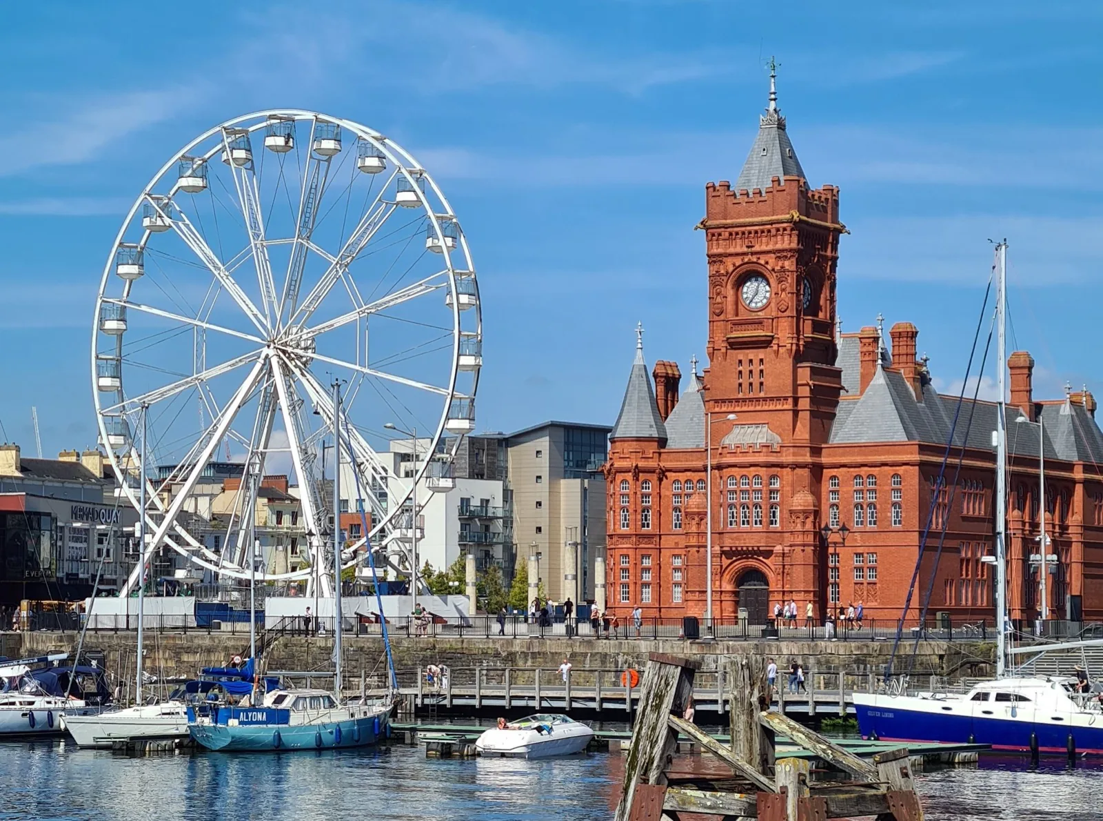 Cardiff Castle in the Welsh capital, a friendly city for a language stay in the UK