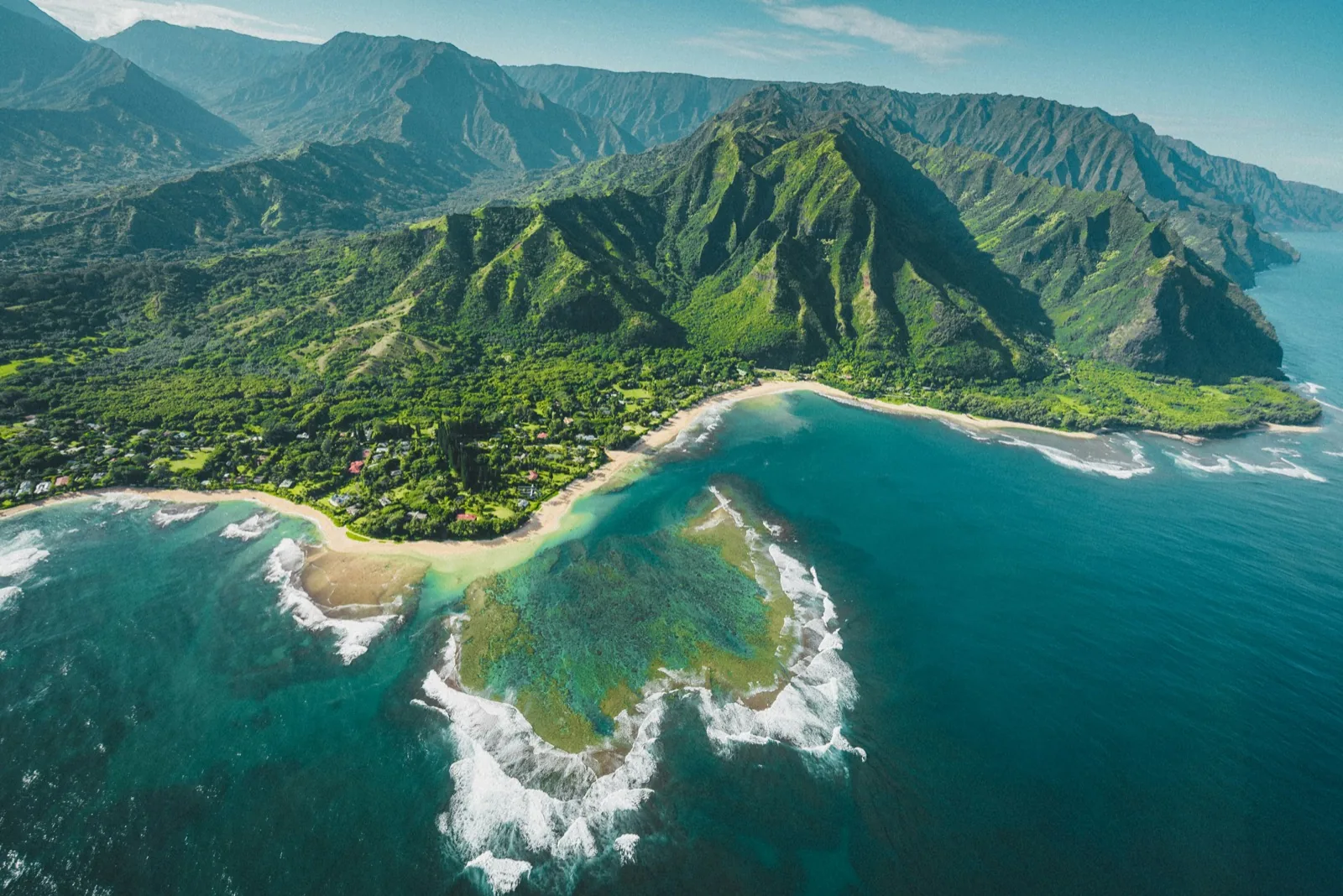 Waikiki Beach and Diamond Head crater in Honolulu, a language stay destination in Hawaii