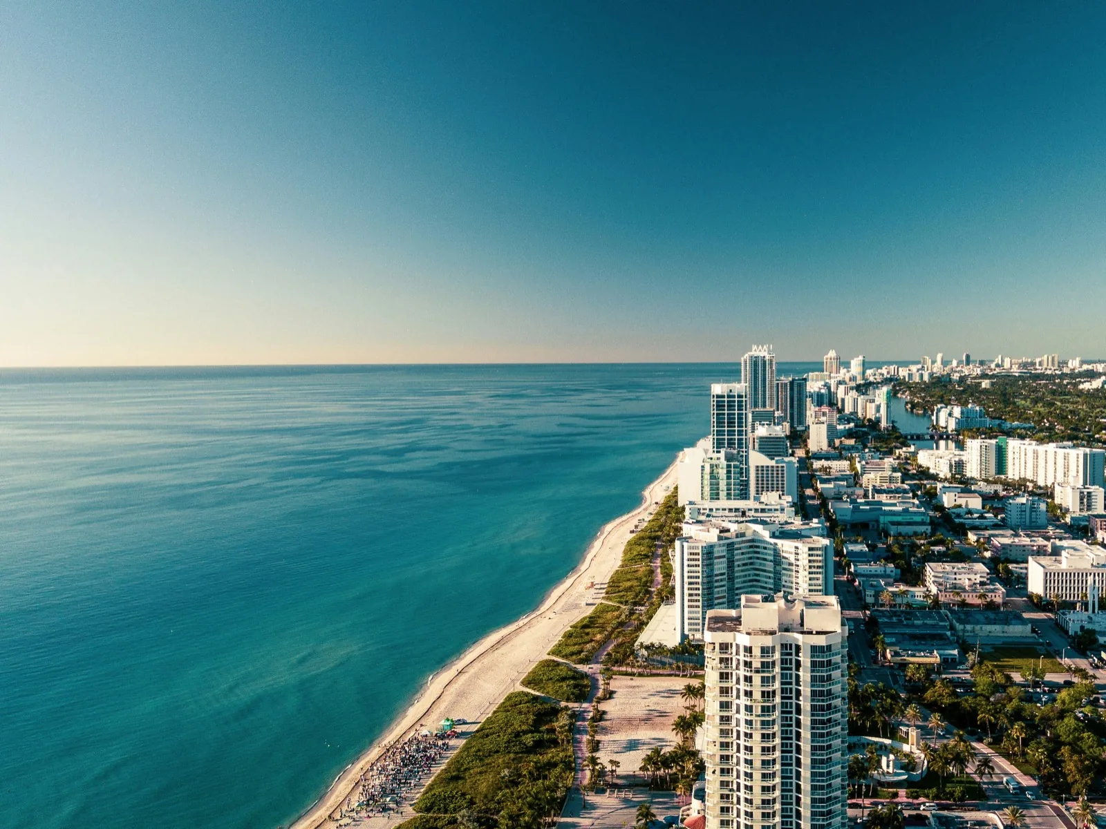 Art Deco buildings on Ocean Drive in Miami Beach, a destination for a language stay in Miami