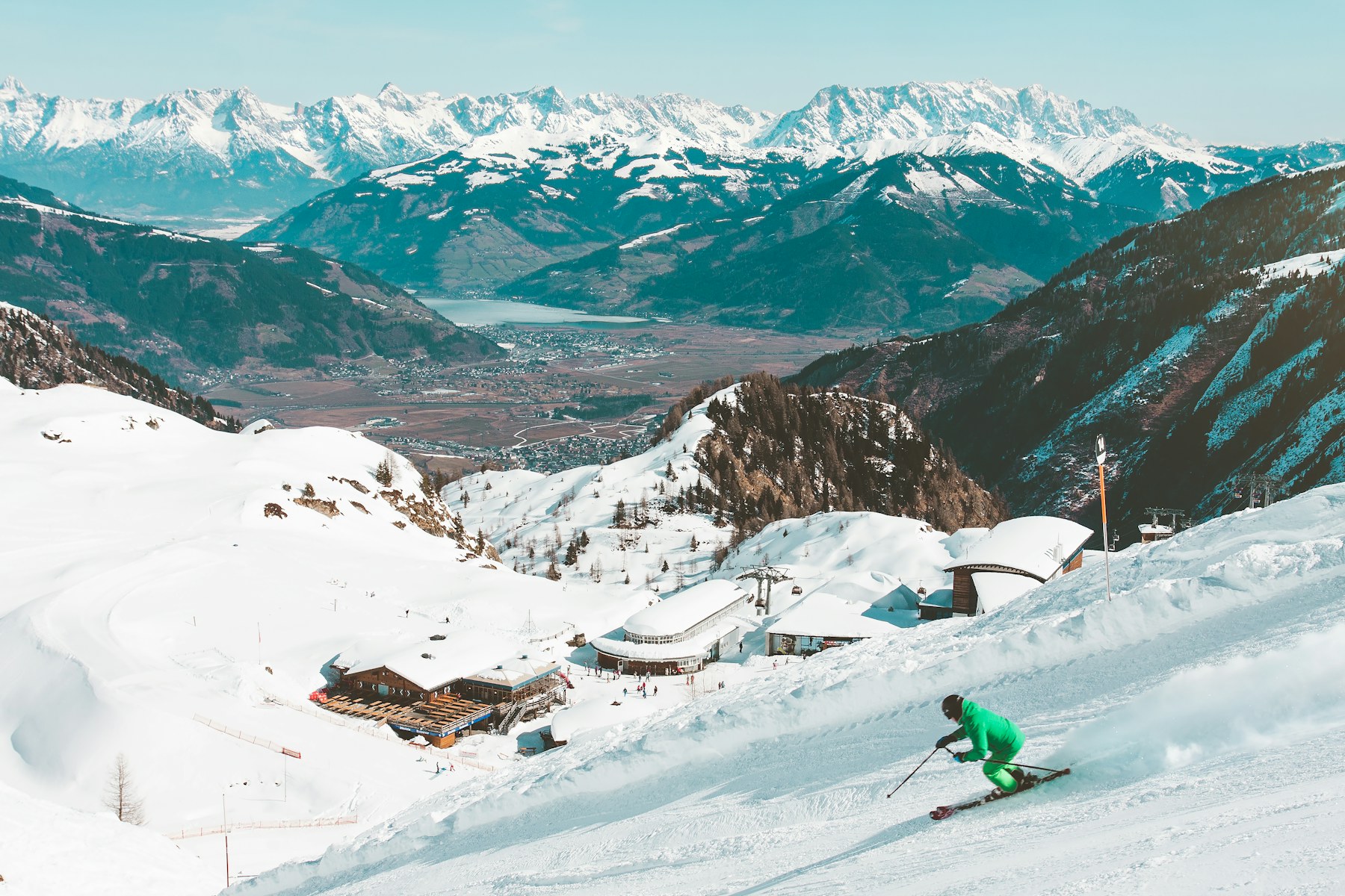 Groupe descendant une piste de ski en Italie