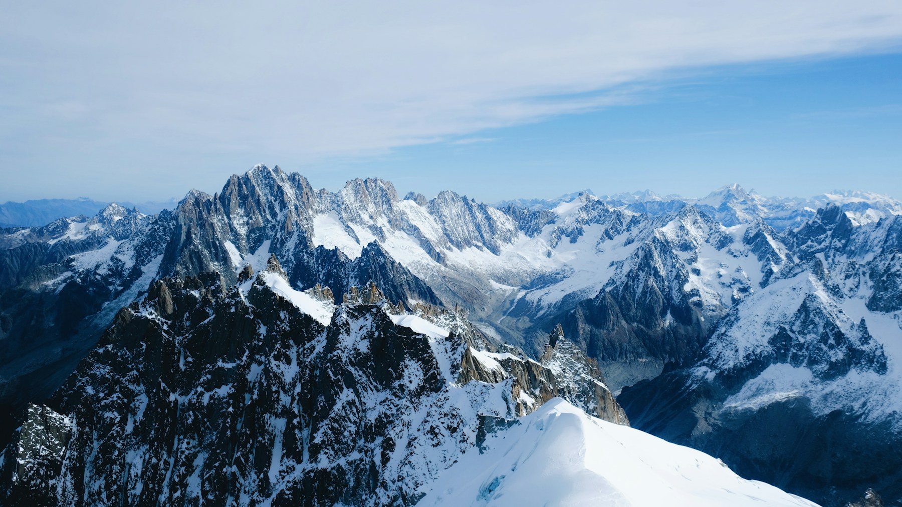 Groupe descendant une piste de ski en France
