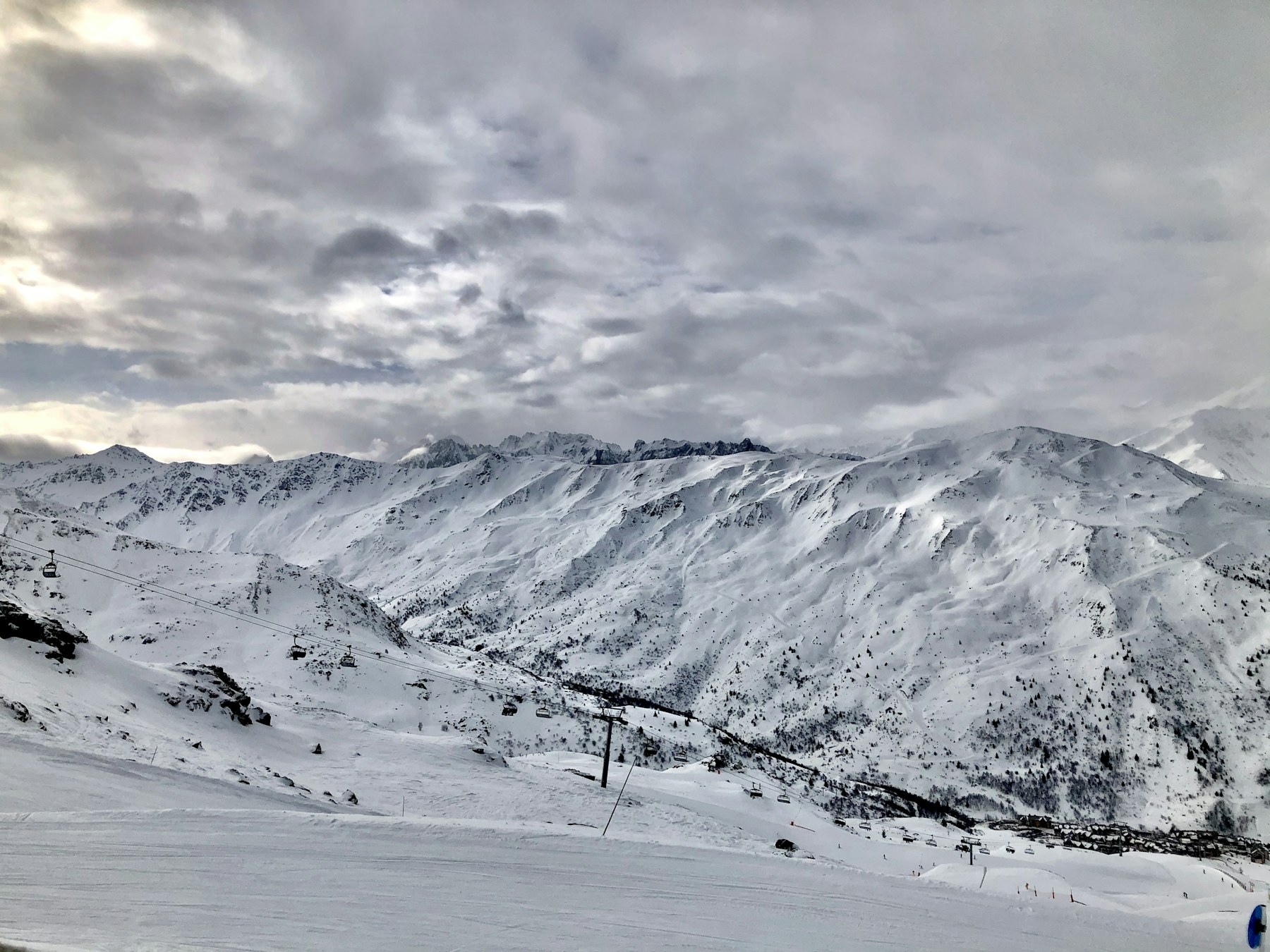 Skieur sur les pistes débutants des Alpes françaises
