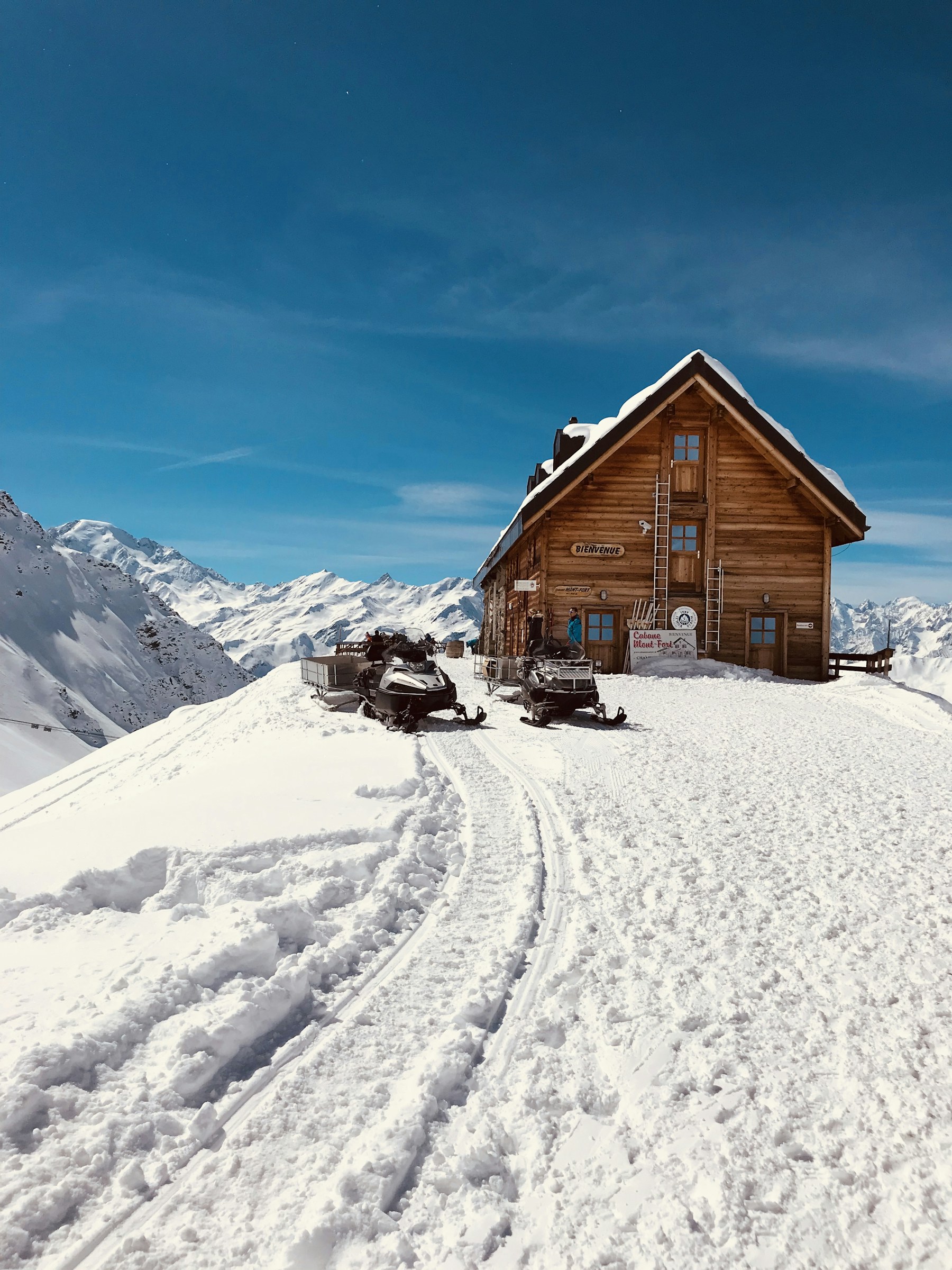 Groupe descendant une piste de ski en Suisse