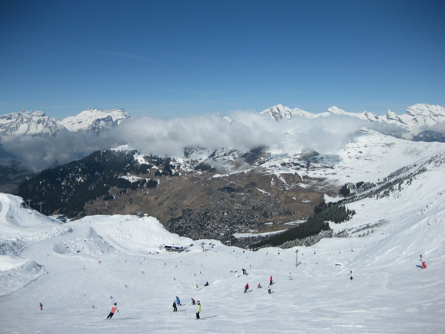 Groupe scolaire équipé pour le ski