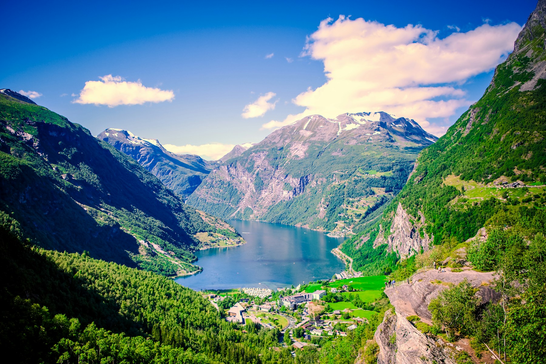 Aurore boréale au-dessus d'un fjord