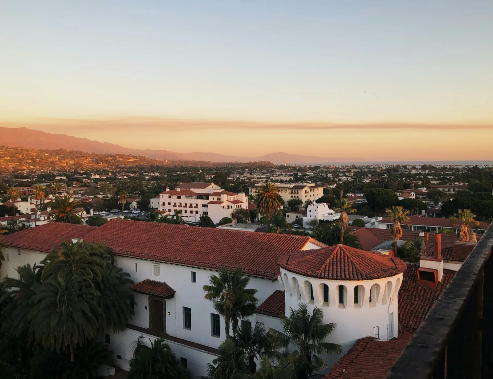 Red-tile roofs and palm trees in Santa Barbara, destination for a language stay in California